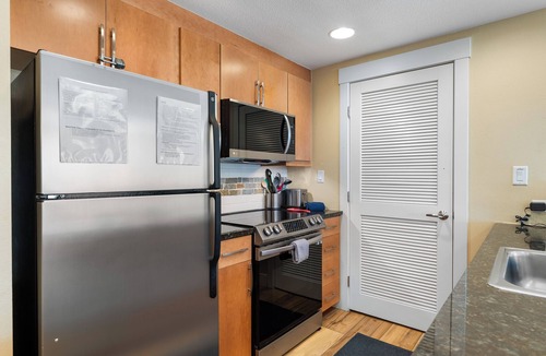 Winter Park Condo | Front Corner at Base: 3 King Beds, Deck, Views