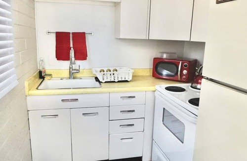 Lower Avenues Apartment | Fully furnished and equipped 30+ day rental near hospitals and University of Utah. Ideal for Traveling Nurses, internships, students, extended medical care or relocation. Free parking. Queen bed. Washer and dryer. Near bus stop.
