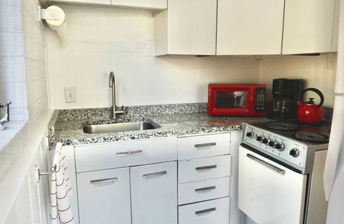 Lower Avenues Apartment | Fully furnished and equipped 30+ day rental near hospitals and University of Utah. Ideal for Traveling Nurses, internships, students, extended medical care or relocation. Free parking. Washer/dryer. Queen bed. Quiet neighborhood. Equipped kitchen.