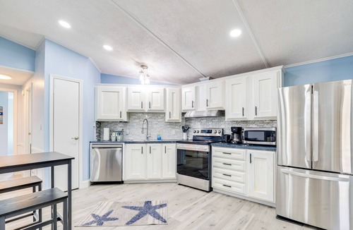 Silver Lake House | Golf & Pool Access: Home w/Yard in Lady Lake