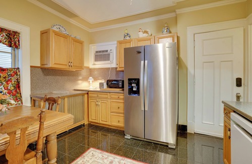 Lowry Hill House | Grand Multi-Unit Estate: 2 Mi to Dtwn Minneapolis!