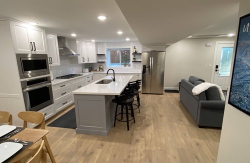 Sandy Apartment | Home Ski Home apartment - 15 minutes from ski resorts!