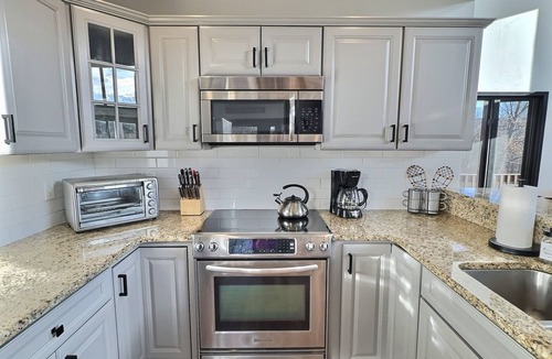 Great Valley Ski Chalet | Hot Tub & Sauna ~ The Ridge Chalet ~ Wood Fireplace ~ Sleeps 12