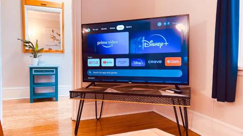 Inner Harbour House | KingstonStays Happy House, Free Parking, Downtown