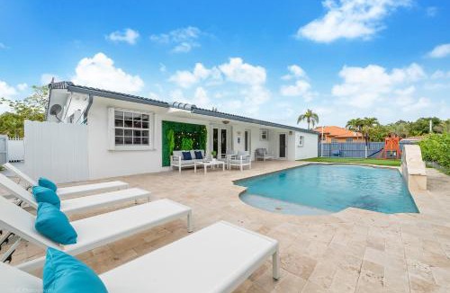 Westchester House | La Femme Luxe Resort - HtdPool, Mini Golf, 5 Bedrooms, Jacuzzi, Game Room, BBQ,Pickleball