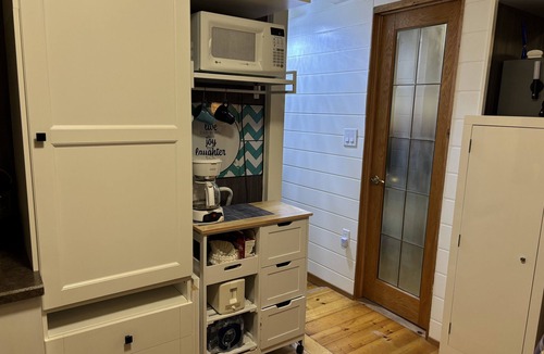 Adolphustown Cottage | Lakefront 4-bedroom cottage w/AC near The County. Pet-Friendly. Great Fishing!