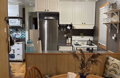 Adolphustown Cottage | Lakefront 4-bedroom cottage w/AC near The County. Pet-Friendly. Great Fishing!