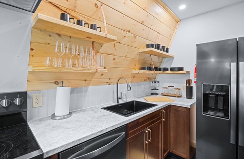 Town of Torrey House | Lakefront A-Frame | Hot Tub, Dock & Views | Seneca Lake