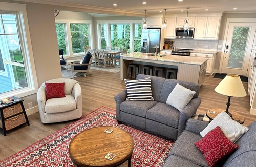 Town of Torrey House | Lakefront Getaway: The Blue Bungalow on Seneca Lake