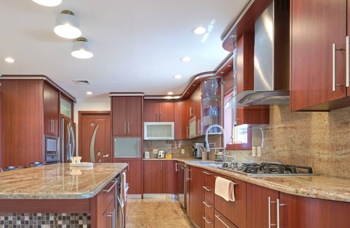 Town of Highland House | Lakefront Luxury Pool, Hot Tub, Sauna, 6BR, Theatre & Games, Delaware River
