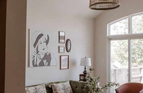 Wolfe Island Apartment | Lakeside Getaway in Marysville, Wolfe Island - Shopkeepers Apartment