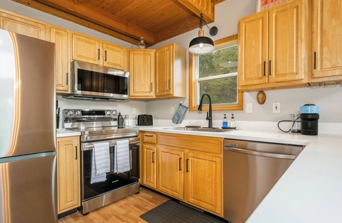 Thayerville Ski Chalet | Lakeview Chalet + Hot Tub, 120” screen