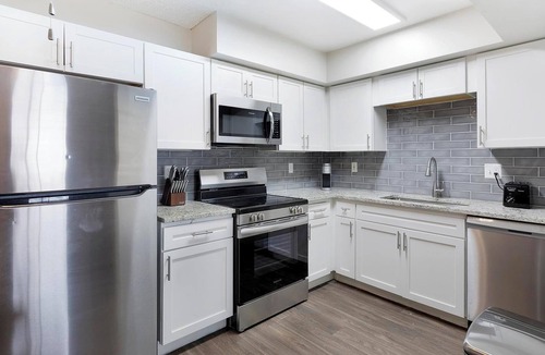 Rancho Oakey Apartment | Landing | Chic 1BD, Gym