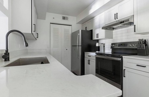 Fruitville Apartment | Landing | Stylish 2BD, Clubhouse, Gym