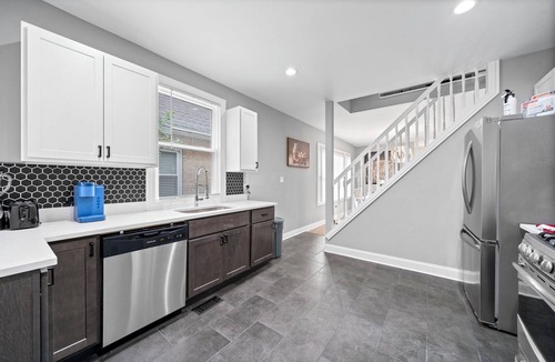 Chicago House | Large 5BR Retreat. Perfect for Long Stays & Groups