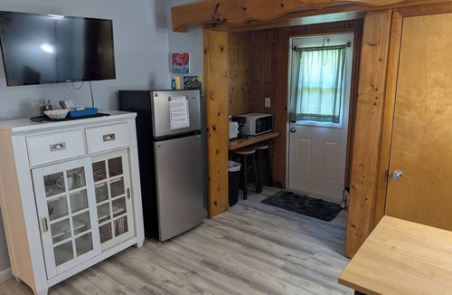 Interchange Square House | Large cozy studio in sunny Palm Bay!