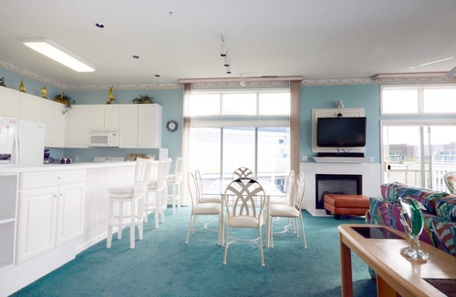 North Ocean City Condo | Large, spacious 3 bedroom condo with free WiFi, a boat slip, and an outdoor pool located uptown on the bay water with breathtaking view of bay!