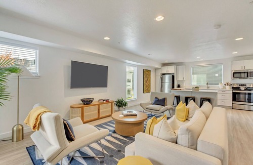Downtown Salt Lake City House | LCF - Downtown SLC Townhome - 2 King Suites - Sofa Bed - 2.5BA - 2-Car Garage