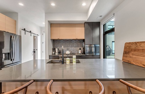 People's Freeway House | LCF - Granary/Downtown SLC Townhome - 2 King Suites - 1 Queen Suite - Garage