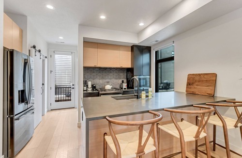 People's Freeway House | LCF - Granary/Downtown SLC Townhome - 2 King Suites - 1 Queen Suite - Garage