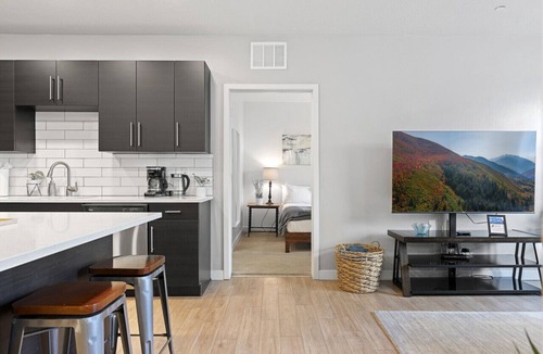 Downtown Salt Lake City Apartment | Lux 2Bdr 2Ba - Pool, HotTub, FreePrkg, KingBed NEW