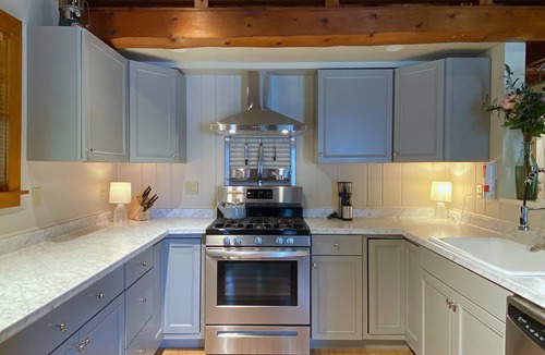 Town of Copake Cabin | Luxurious & Modern 3 BR 1.5 Bath Log Cabin