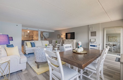 Canandaigua Condo | Luxury 3 bedroom 1.5 bath Condo on Magnificent Canandaigua Lake. Sleeps 6.