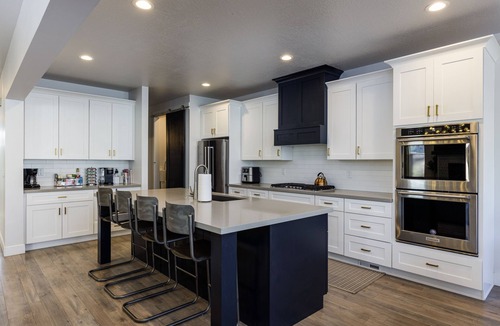 White City House | Luxury Ski House, Hot Tub, Fire pit, Basketball Court, Excellent Beds & Linens.