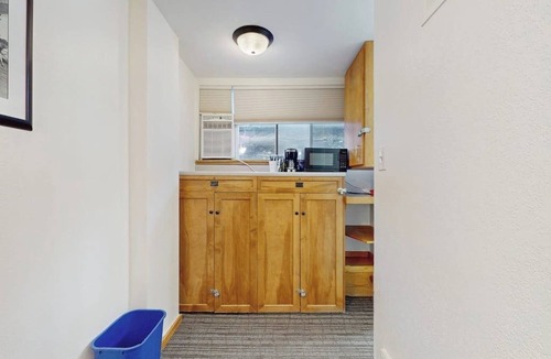 West End Cabin | Main St. studio - pool & hot tub - walk to lifts, dog-friendly, ground-floor