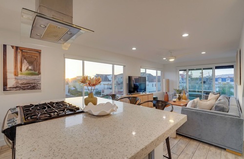 Mission Beach House | Modern Beach House Steps to Beach, Rooftop Deck Ocean/Bay Views, 4BR/AC, Parking