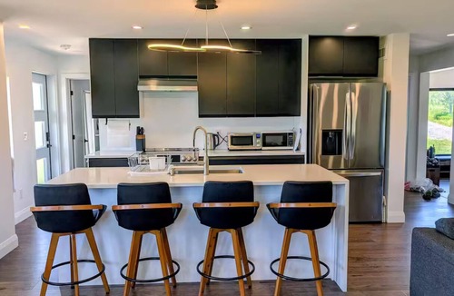 Lyndhurst House | Modern Home on 36 Private Acres | Dark Skies & Stargazing | Rideau Lakes