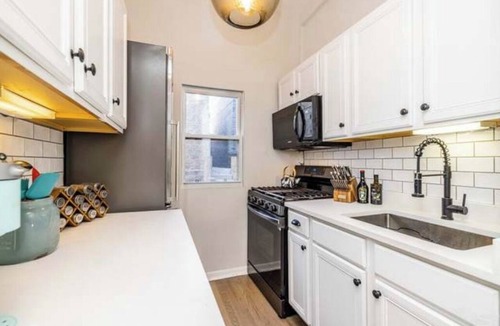 Wicker Park Apartment | Modern& Spacious 2BR with Garage Parking in Chicago's Prime Neighborhood