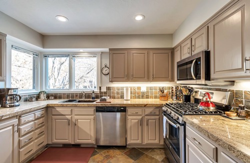Cottonwood Heights Condo | Mountain Views! Walk to Restaurants and Coffee - Great New Hot Tub