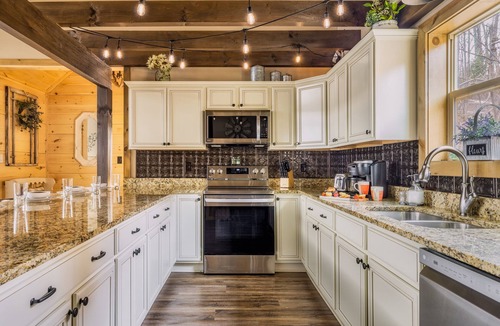 Chalet Village North Cabin | Mt. LeConte Views! 3 King Beds! Hot Tub! 2 Miles to Parkway! Pool!