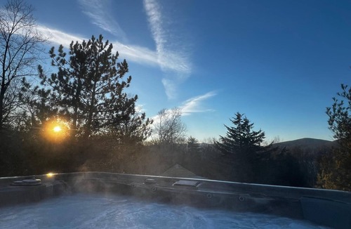 West Hurley House | Nature Mountain Retreat with Outdoor Hot Tub and Sauna Spa Experience