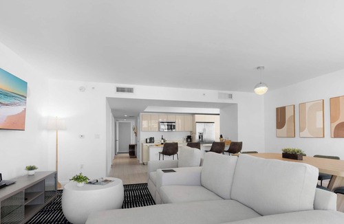 Hallandale Beach Apartment | New! Haven with Pool and Balcony