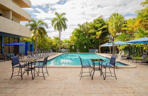 Flagami Hotel | Outdoor Pool And Free Airport Shuttle, Near Cruise Terminal | 4 Relaxing Units