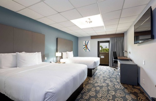Flagami Hotel | Outdoor Pool And Free Airport Shuttle, Near Cruise Terminal | 4 Relaxing Units