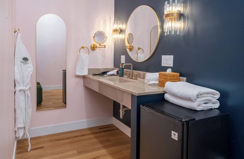 Cobden Hotel | Peach Tree Inn, downtown Cobden