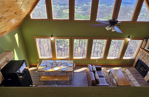 Sevierville Cabin | PET FRIENDLY! Amazing Mountain Views! Hot Tub, Pool Table, Gas grill, and quiet.