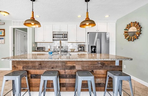 Marathon House | Pineapple Sea Shack: 60' Dock, Tiki Hut, Swim Spa, Kayaks, Paddleboards & Pets