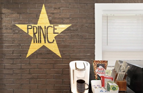 Wenonah House | Prince-Themed Cozy Retreat Near Airport & Mall