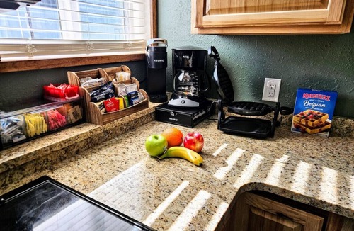 Clearfield Cabin | Private Cabin, Breakfast, Dbl Tub, 75`TV, Kayak, WD, BBQ