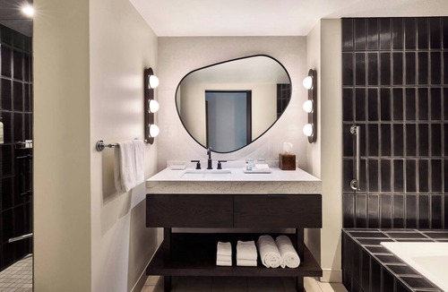 Glendale Sports and Entertainment District Hotel | Renaissance® Phoenix Glendale Hotel & Conference Center