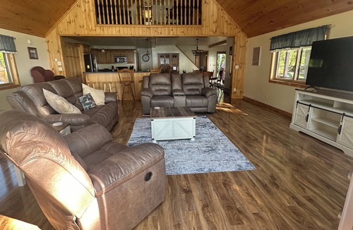 Clayton Cottage | Riverfront Cottage with a Majestic View- Hidden Gem