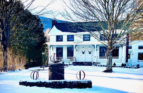 West Saugerties House | Rushbrook Lodge, Renovated Farmhouse, 100 Acres, Hike, Ski, Retreats, reunions