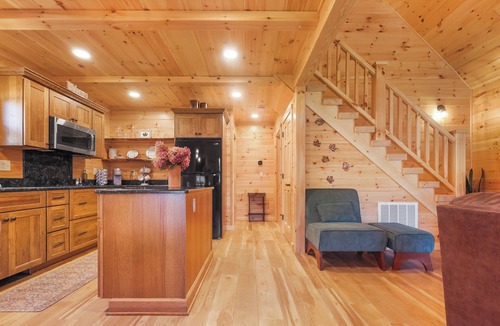 Deposit Cabin | Seasons on Oak Short walk to best Fly Fishing in Northeast Cozy Cabin Deposit NY