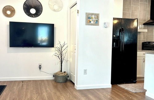 Oswego House | Serene bungalow: Modern Comfort near the Hospital, Power Plants and Campus