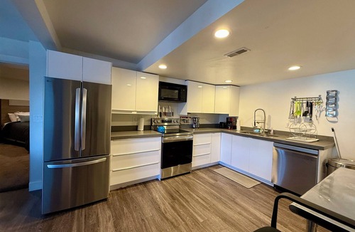 Olympus Cove House | Ski, Hike, Hottub + Ping-Pong & Pool. Fun Open Concept - sleeps 14 - great price