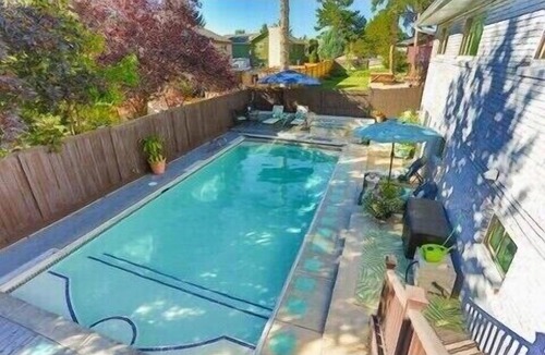 Sandy Apartment | Ski & Hiking l Summer Pool l King Beds l Large Apartment l Mountain Views